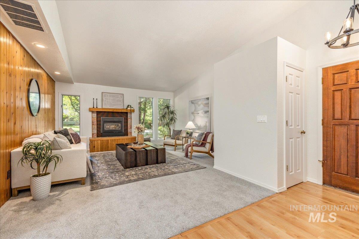1922 E Mortimer Drive