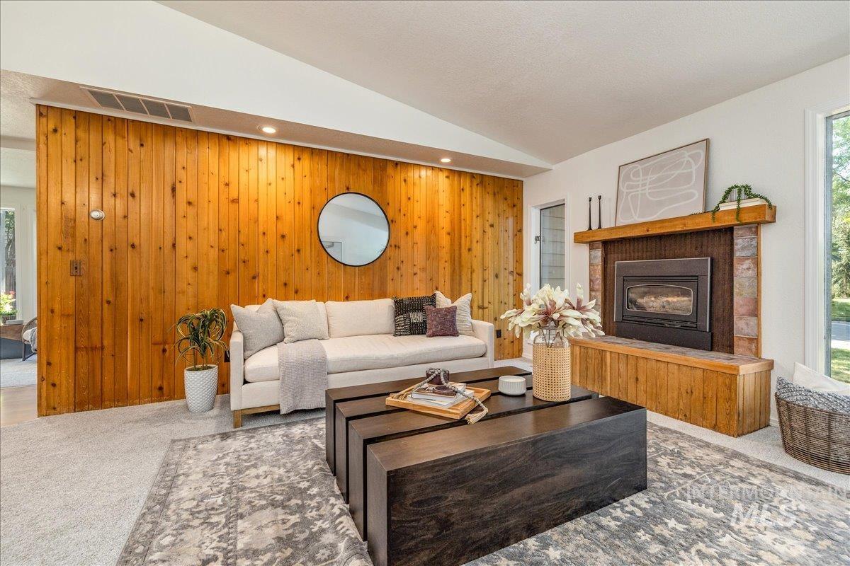 1922 E Mortimer Drive