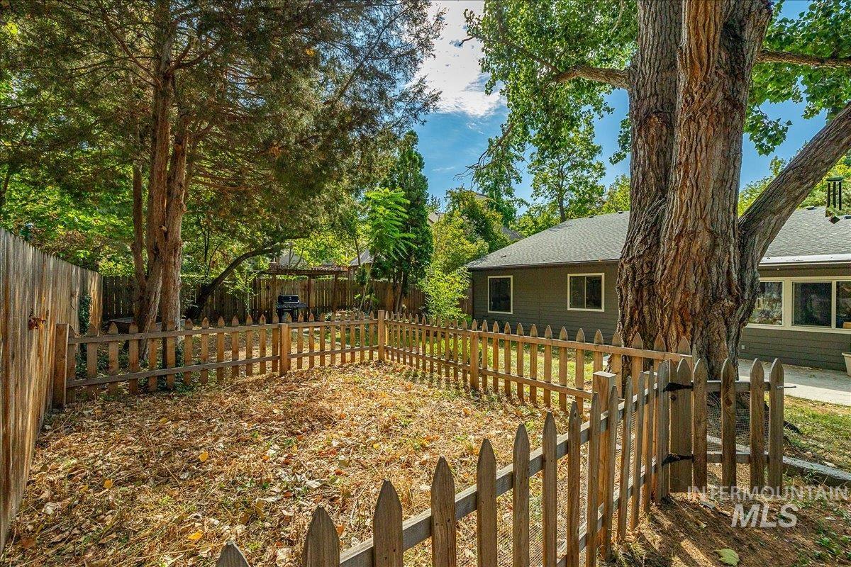 1922 E Mortimer Drive