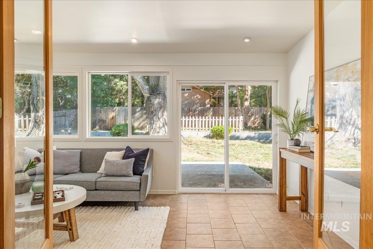1922 E Mortimer Drive