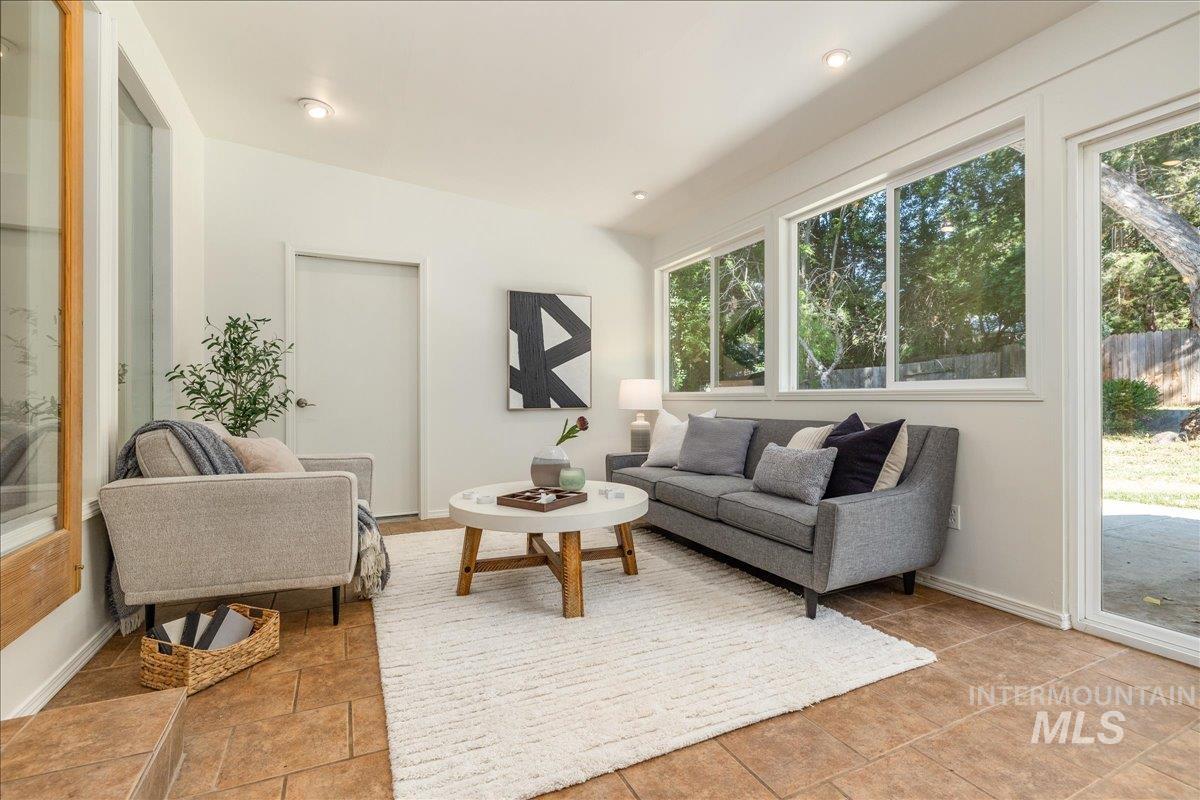 1922 E Mortimer Drive