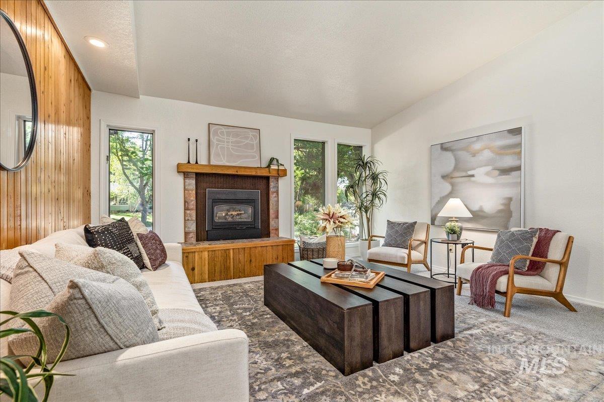 1922 E Mortimer Drive