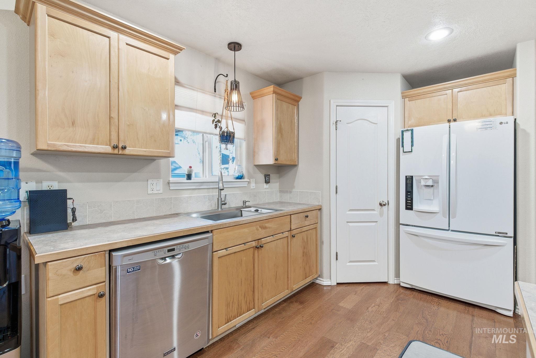 3125 N High Desert