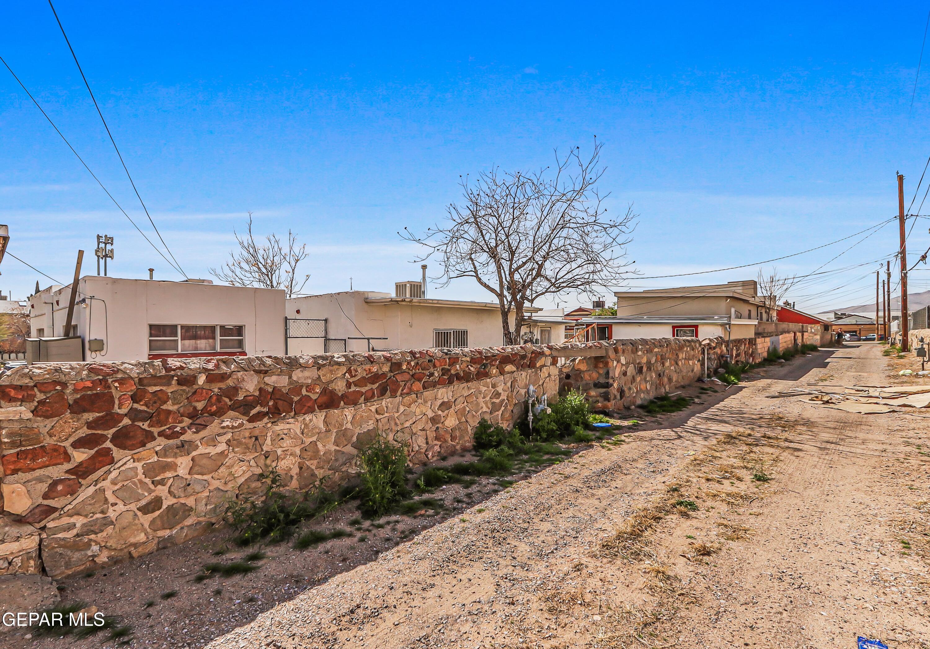 4609-4611 LA LUZ Avenue