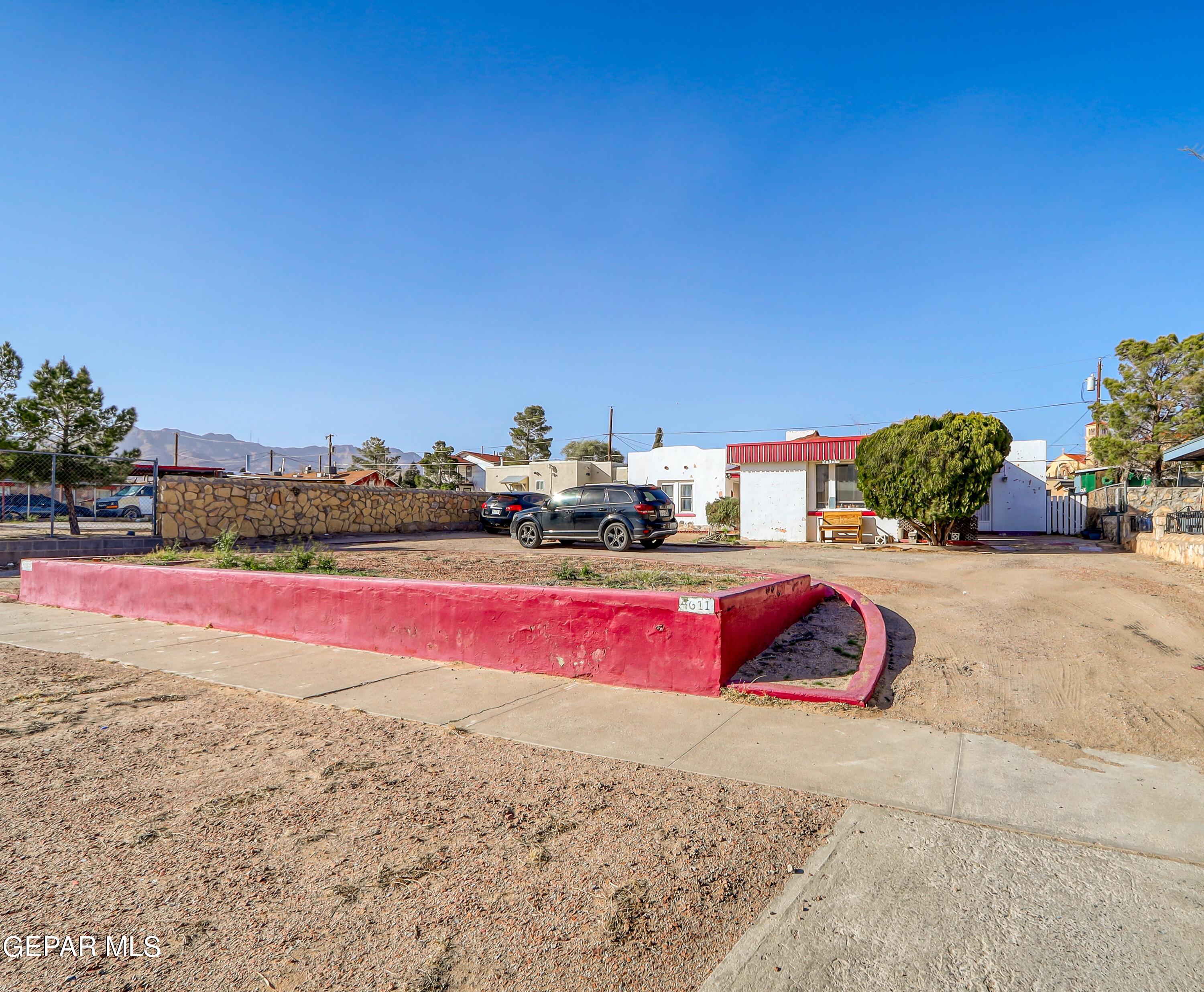4609-4611 LA LUZ Avenue