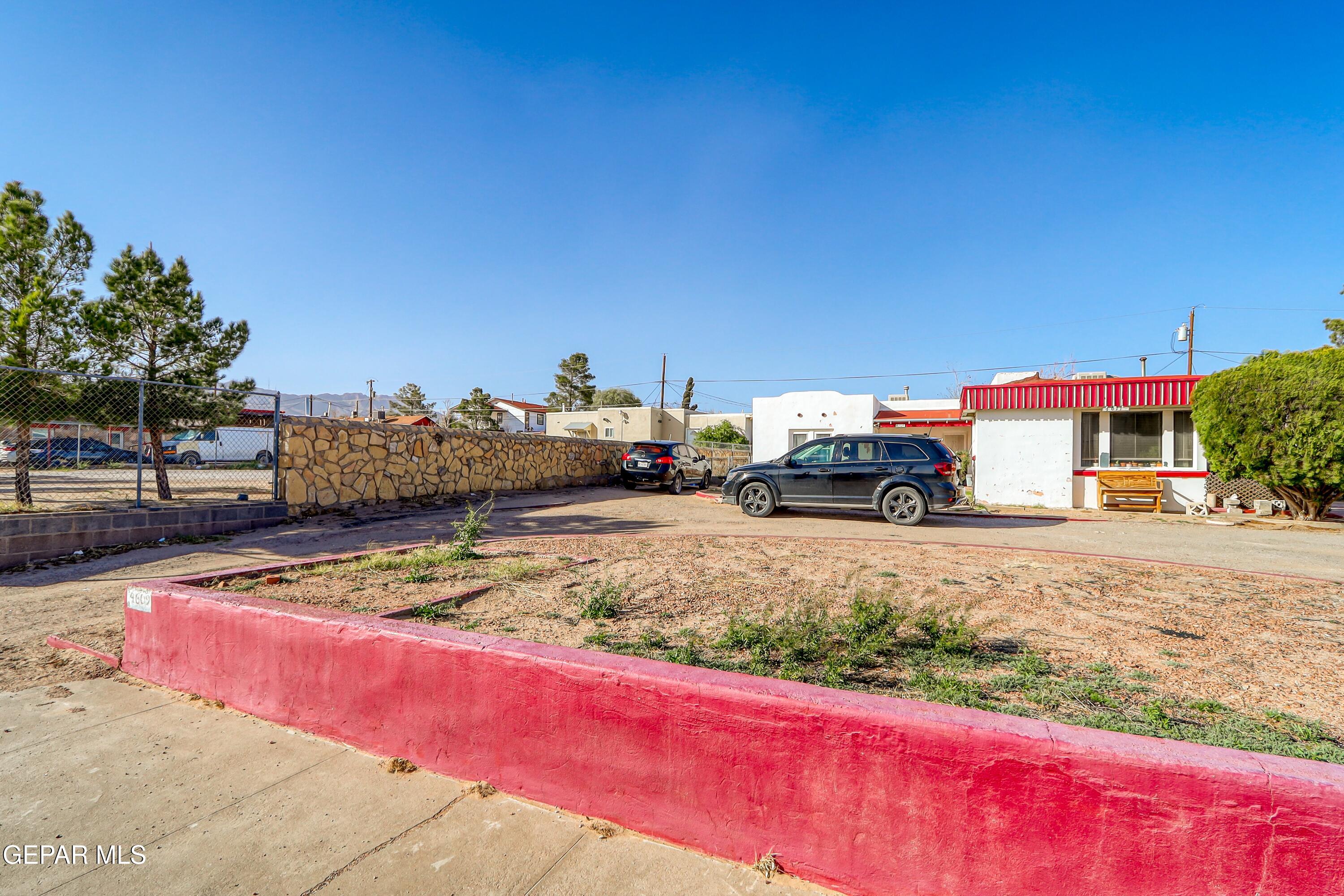4609-4611 LA LUZ Avenue