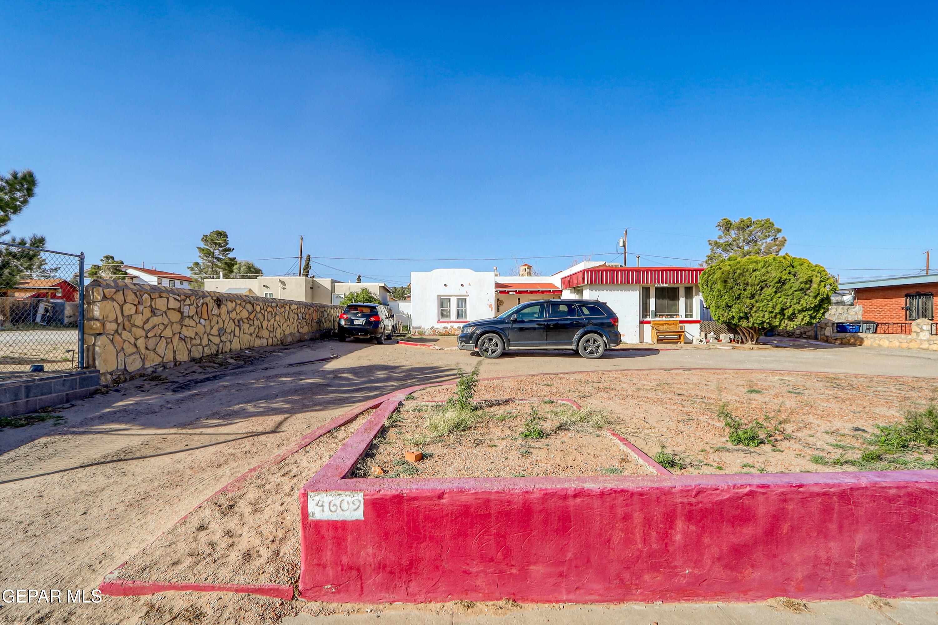 4609-4611 LA LUZ Avenue