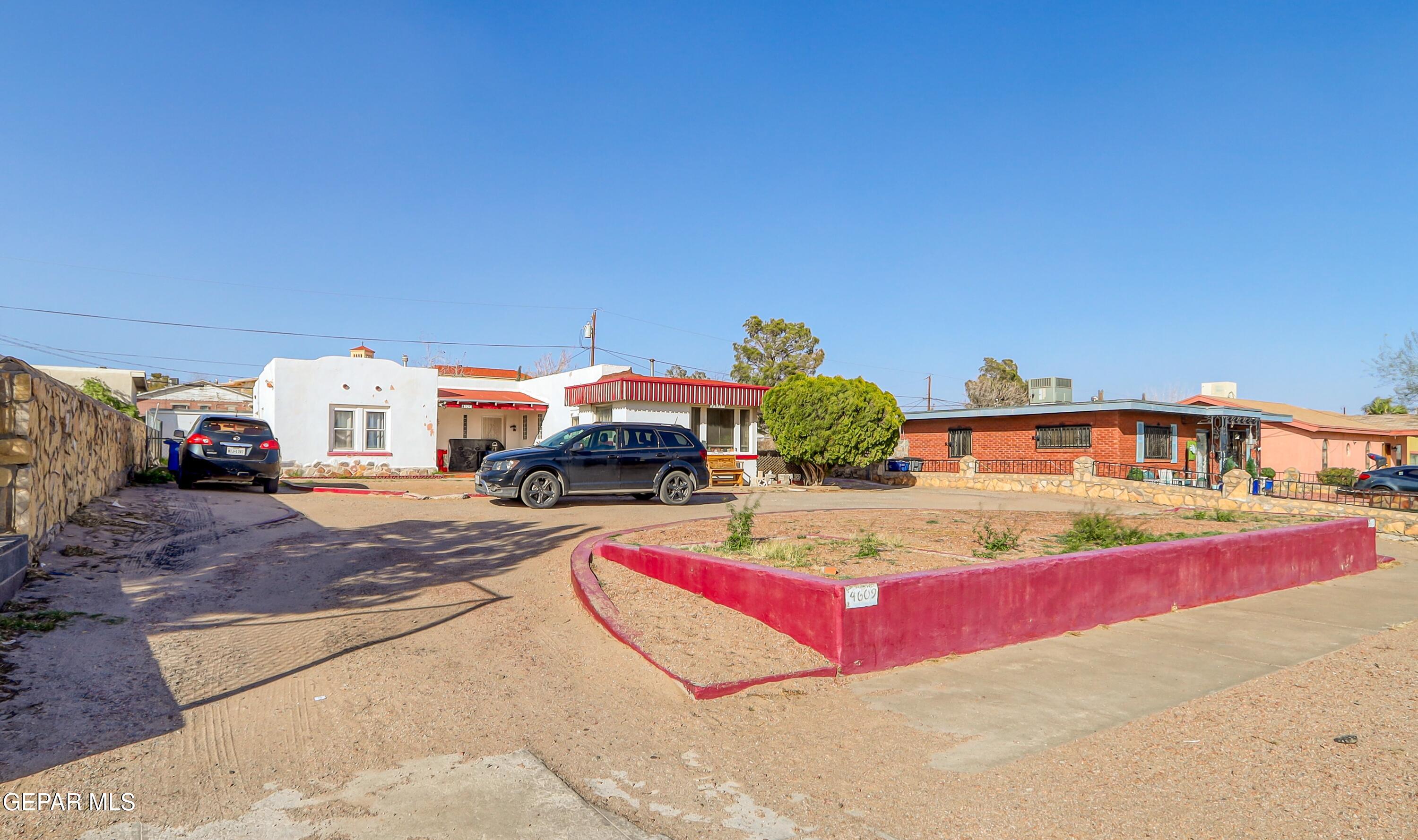4609-4611 LA LUZ Avenue