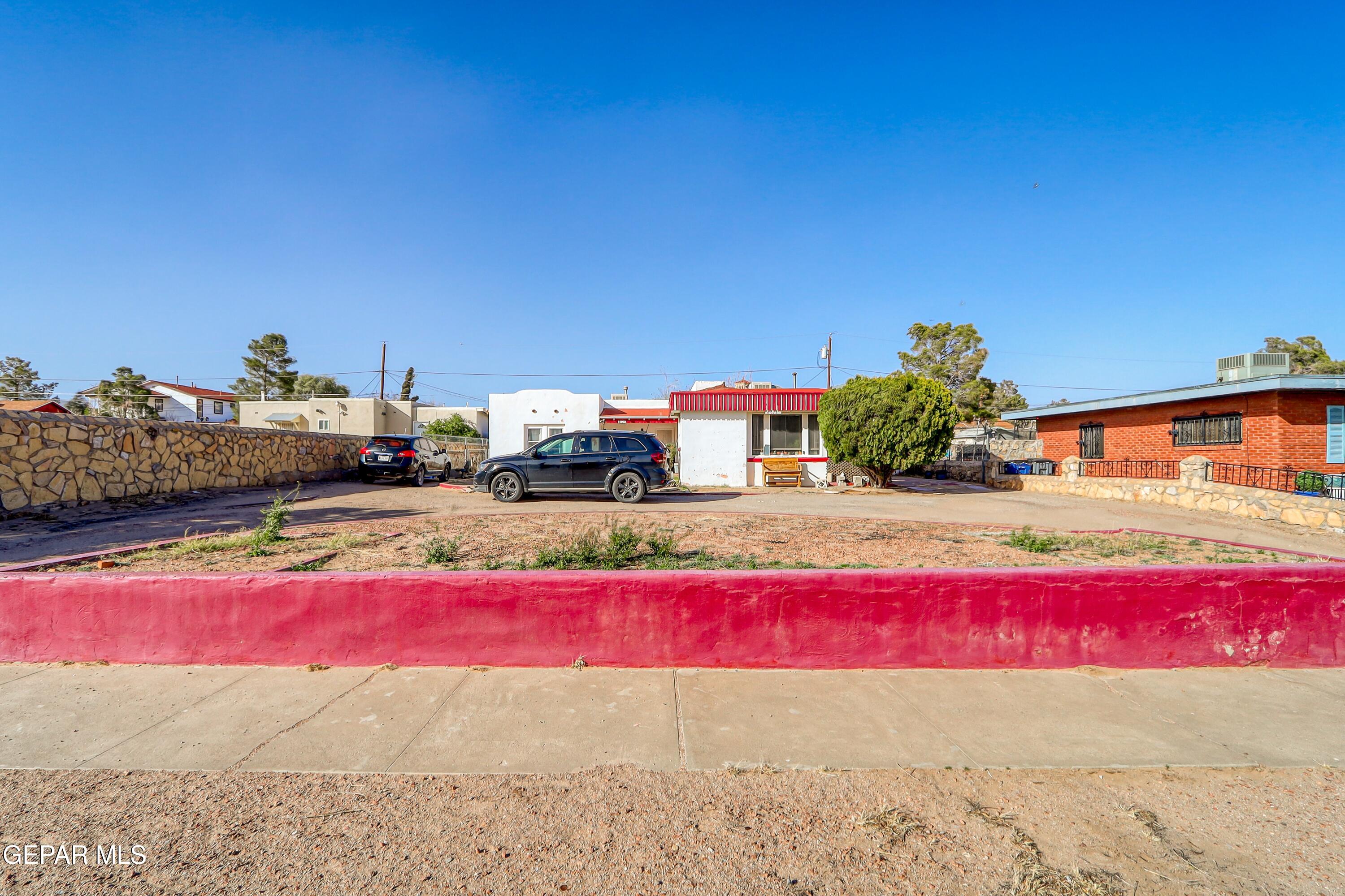 4609-4611 LA LUZ Avenue