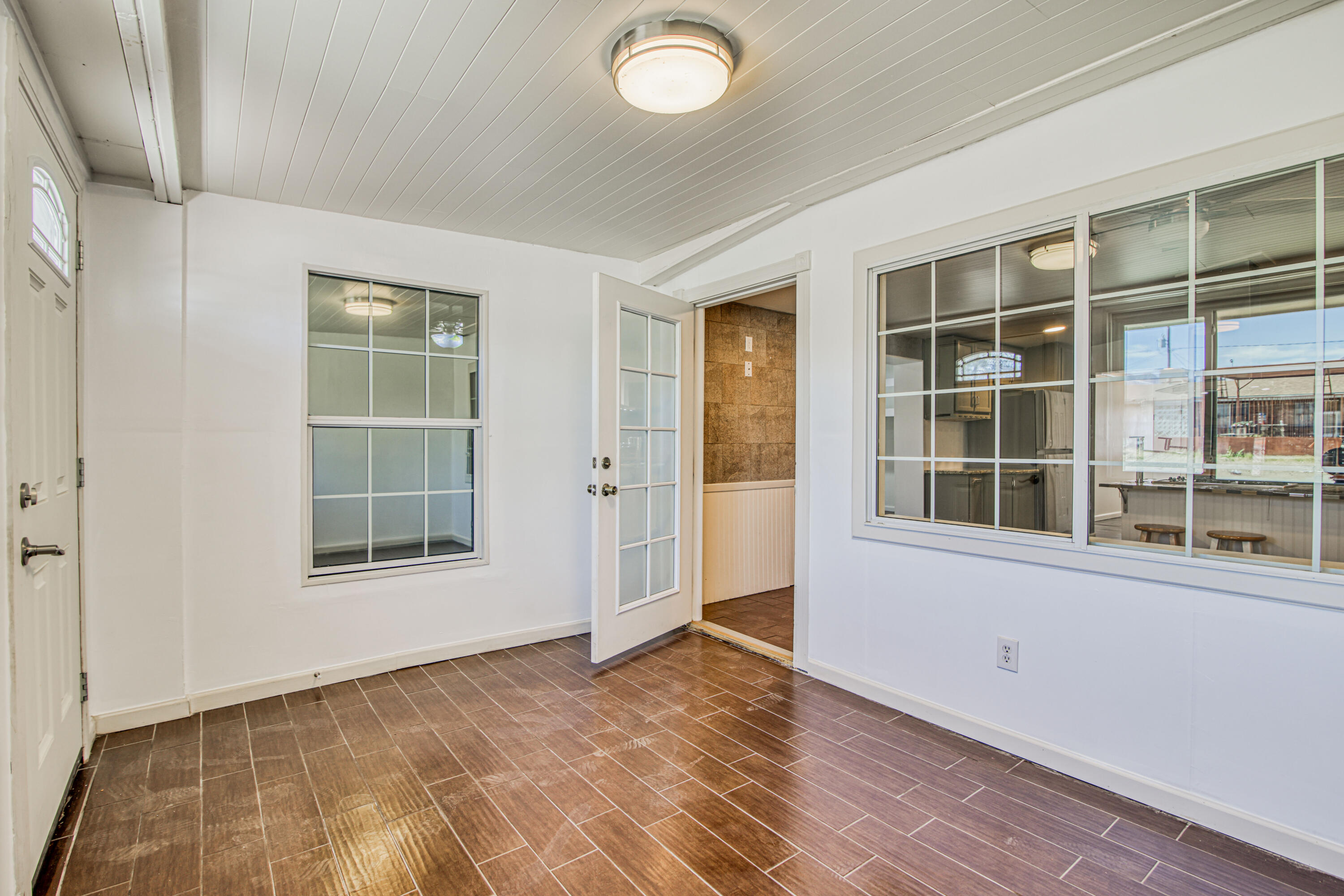 8613 Kingsway Drive