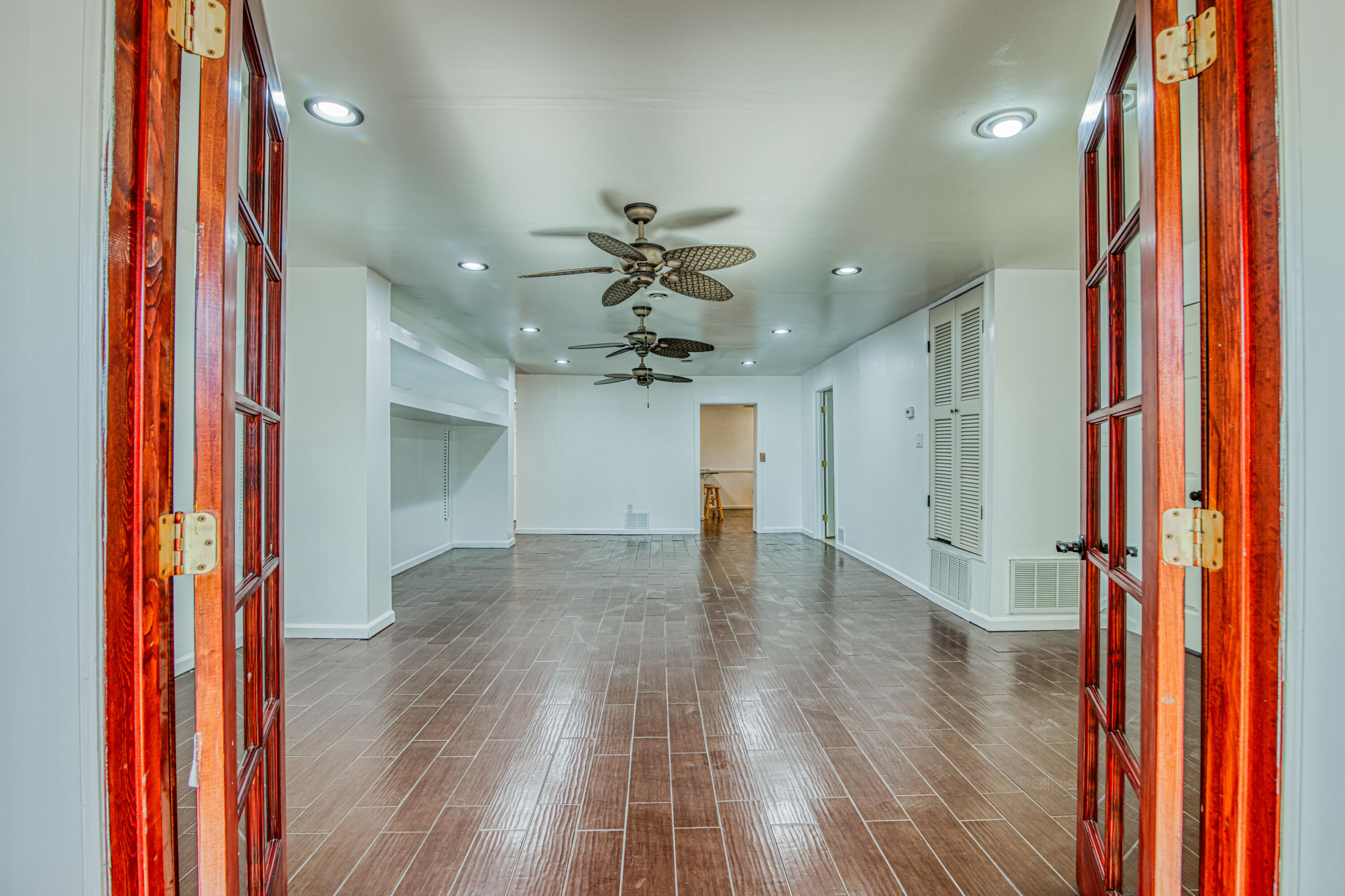 8613 Kingsway Drive