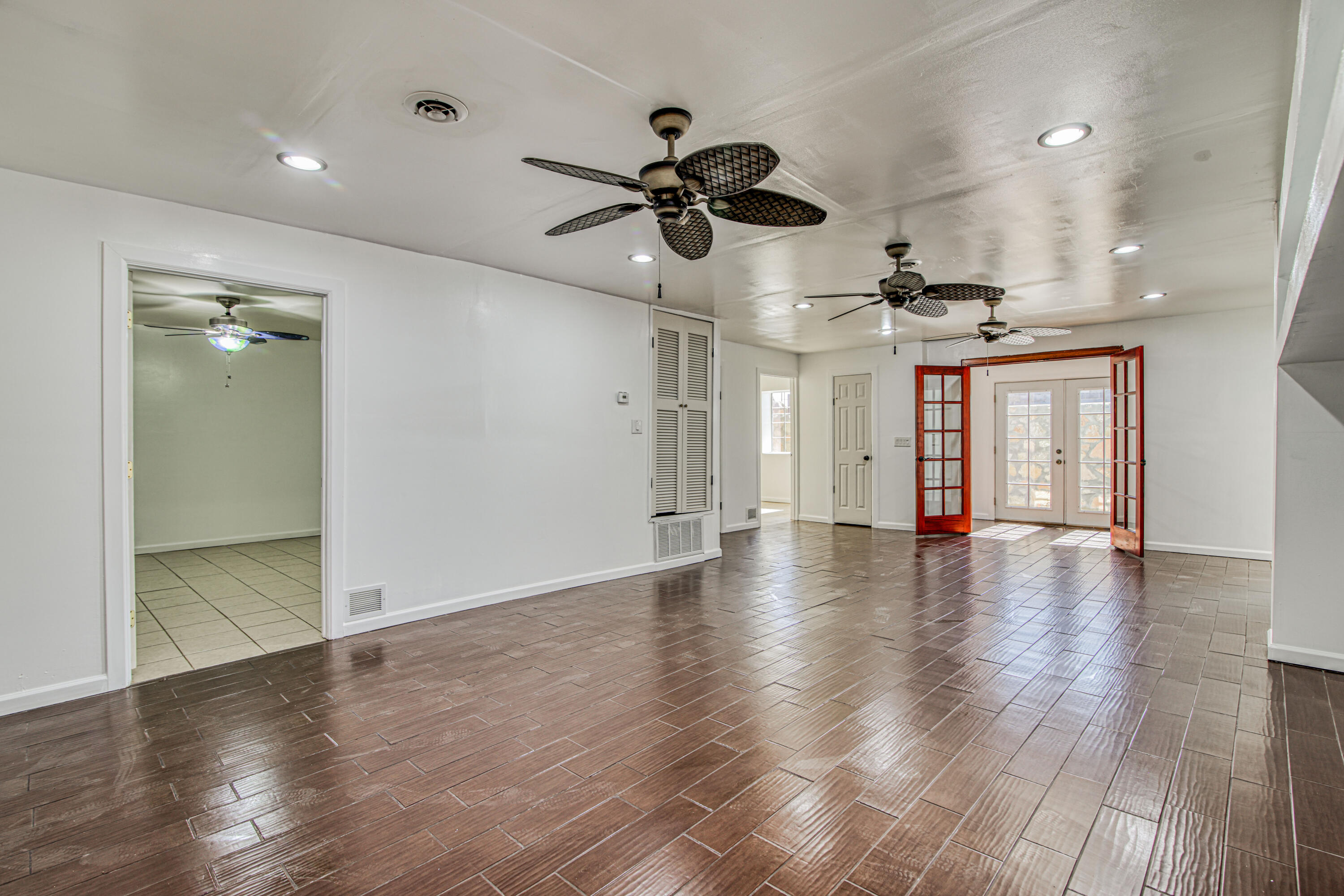 8613 Kingsway Drive