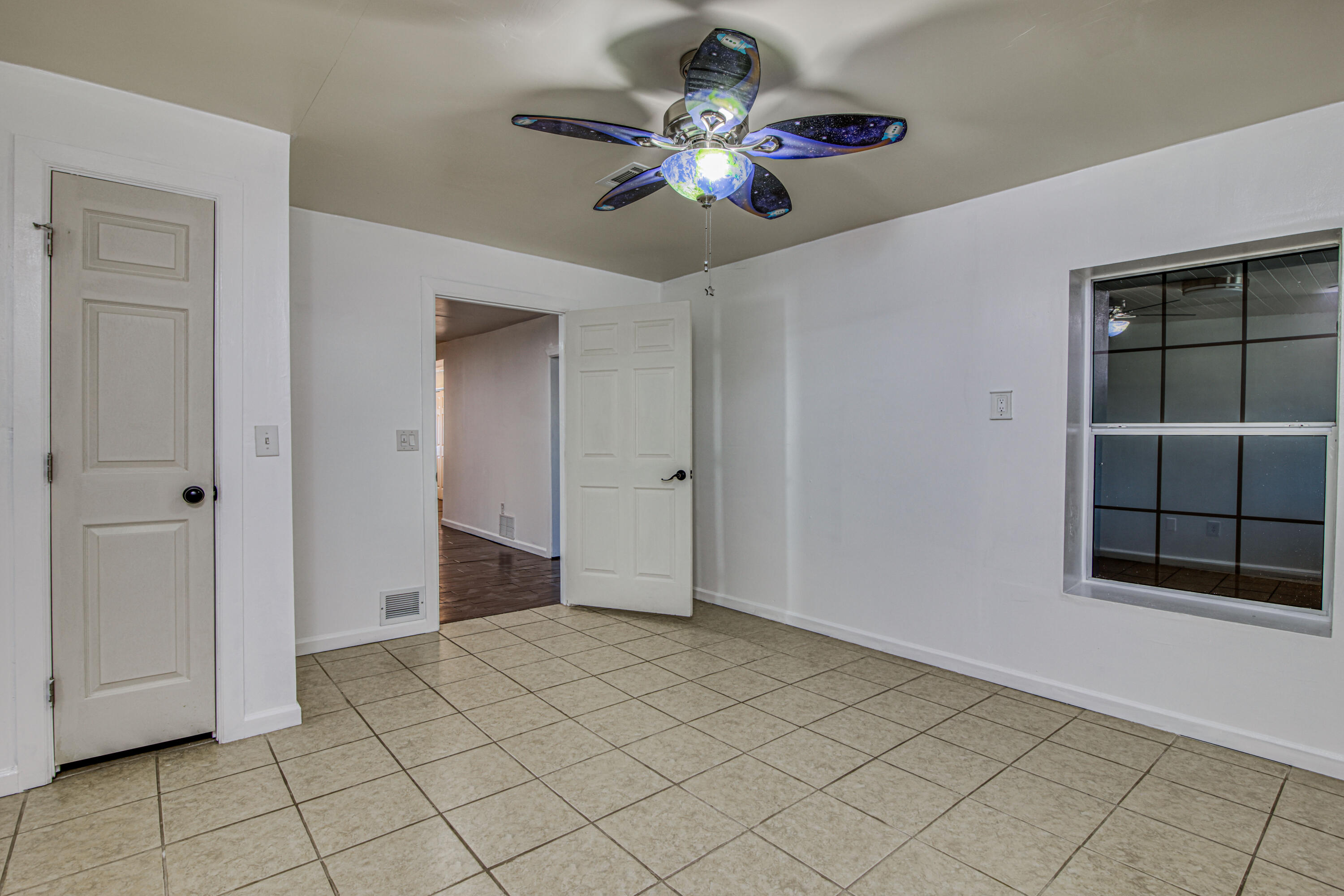 8613 Kingsway Drive