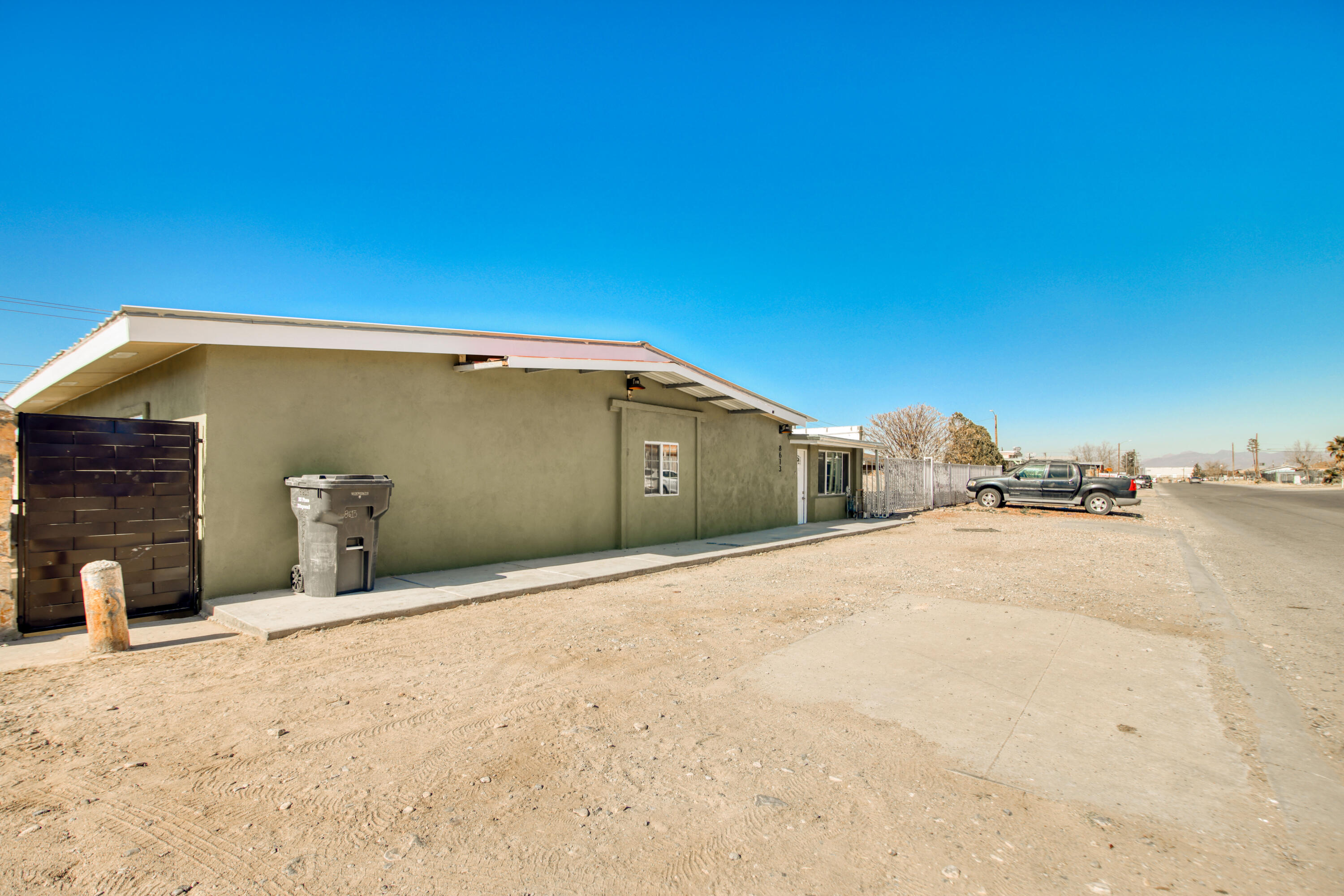8613 Kingsway Drive