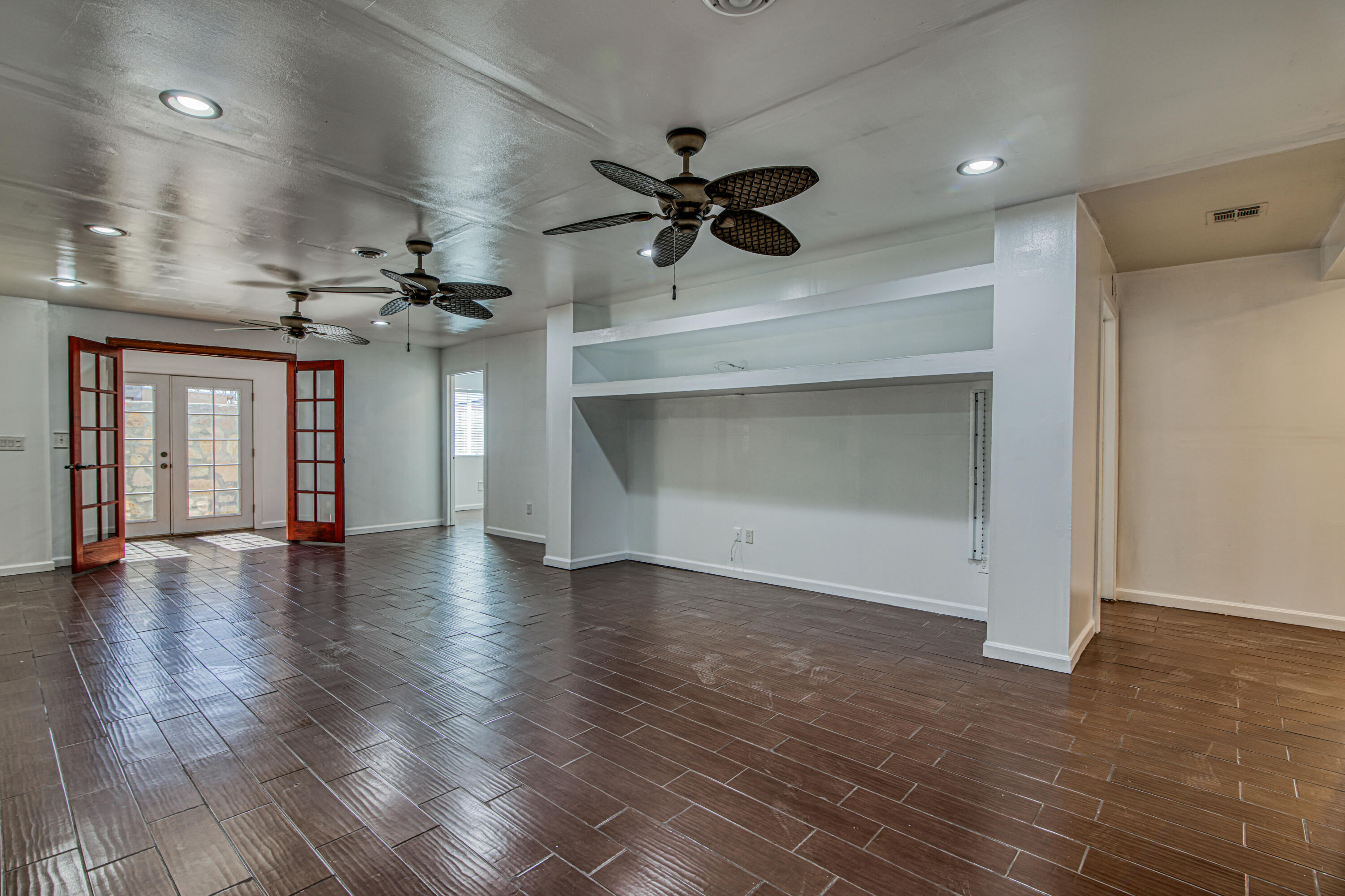 8613 Kingsway Drive