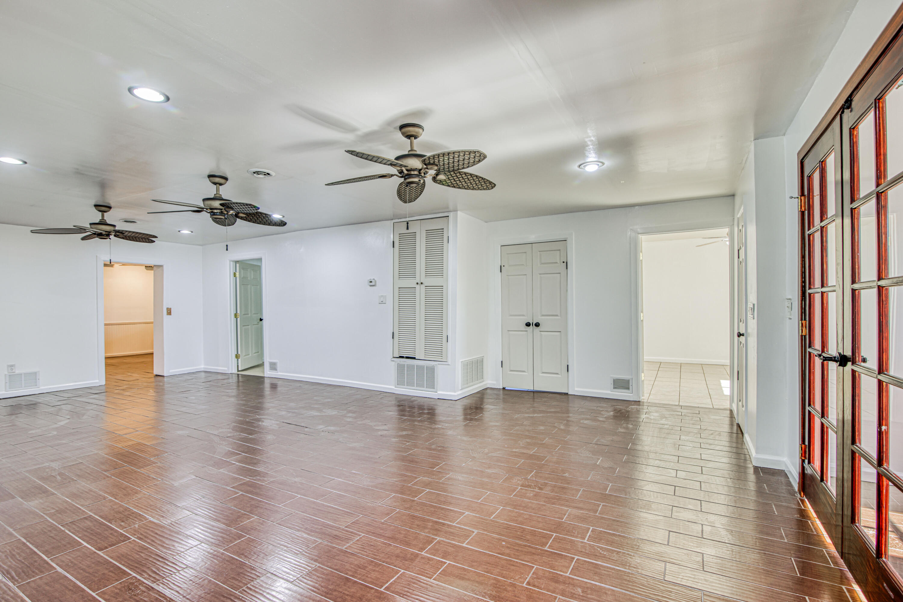 8613 Kingsway Drive