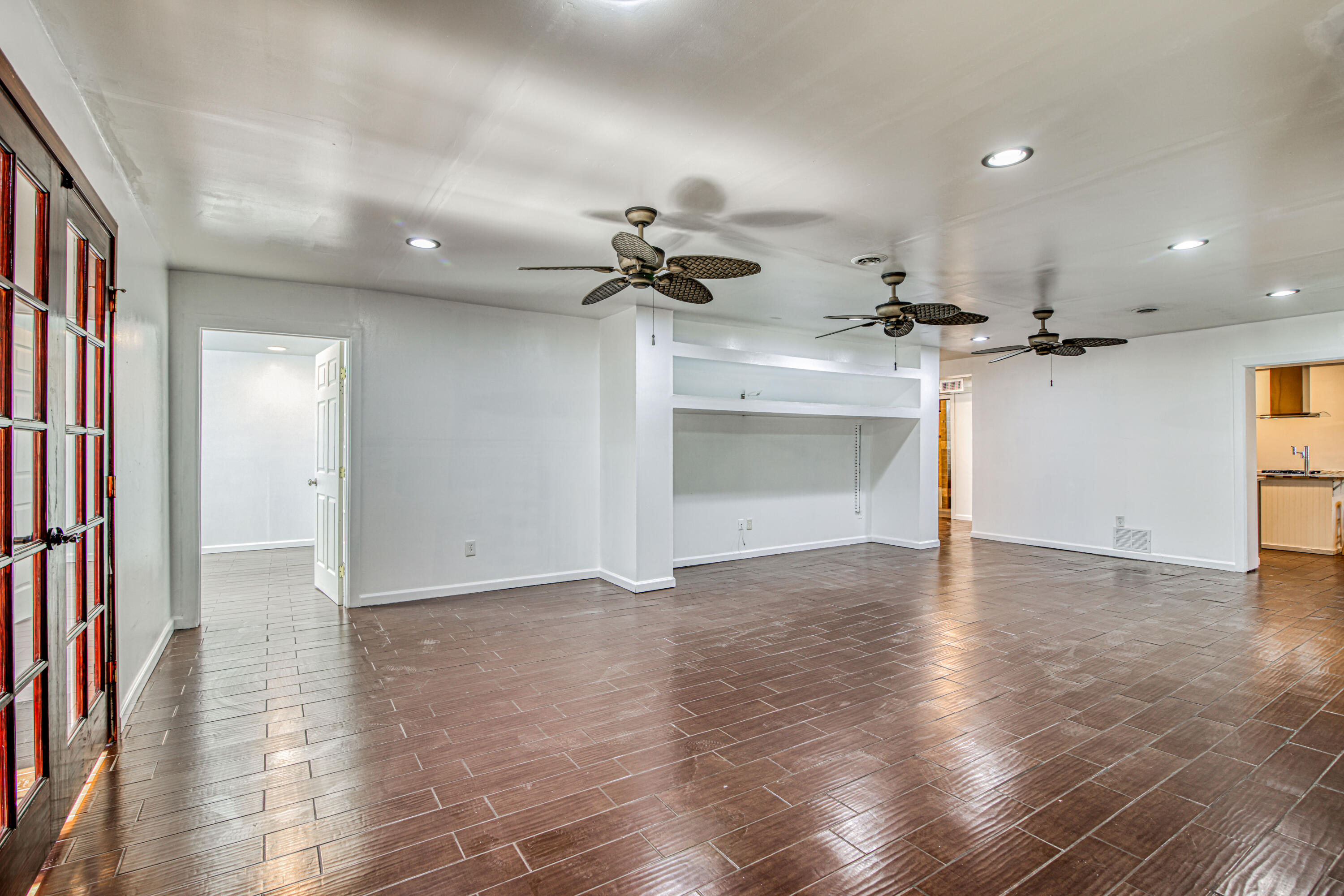 8613 Kingsway Drive