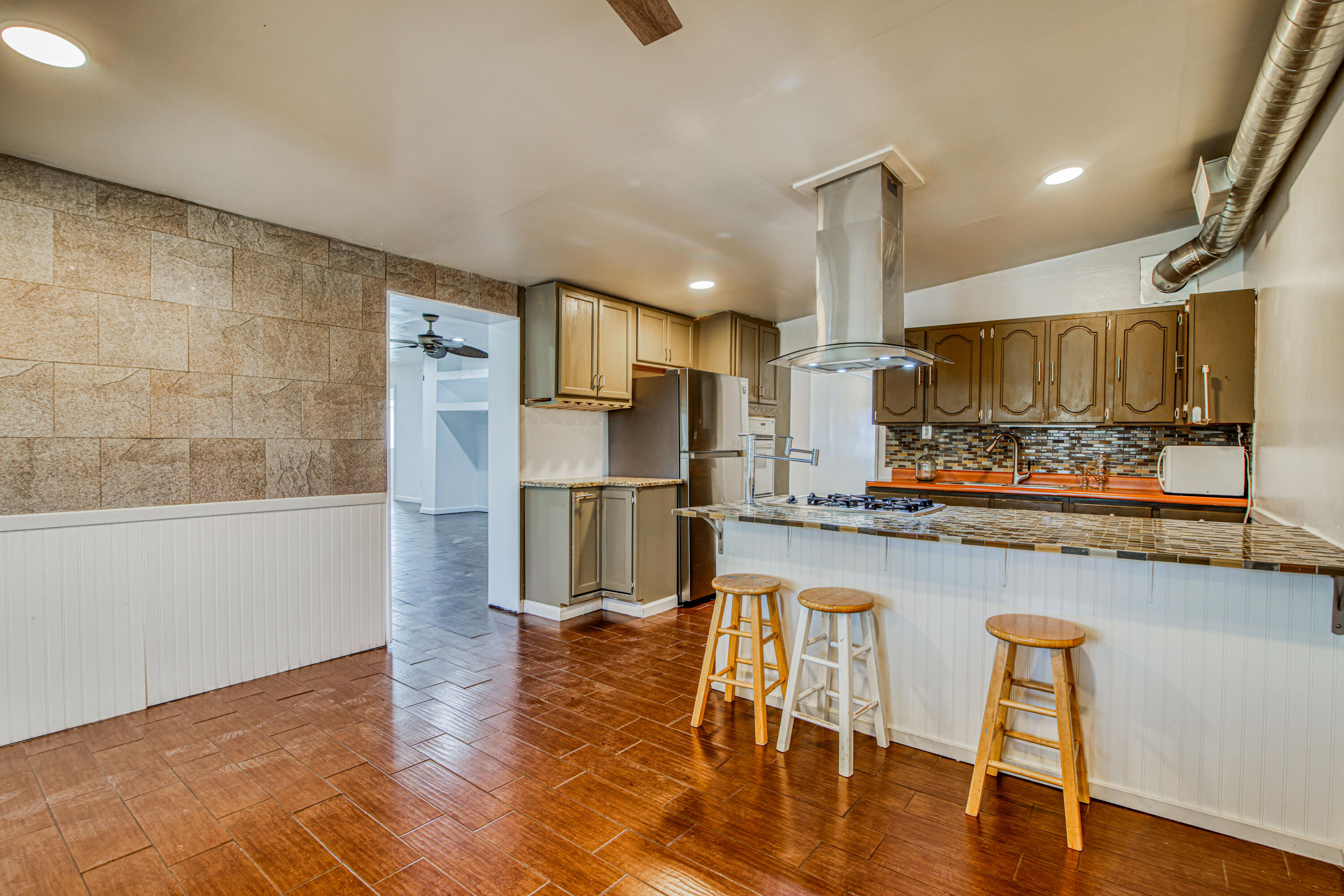 8613 Kingsway Drive