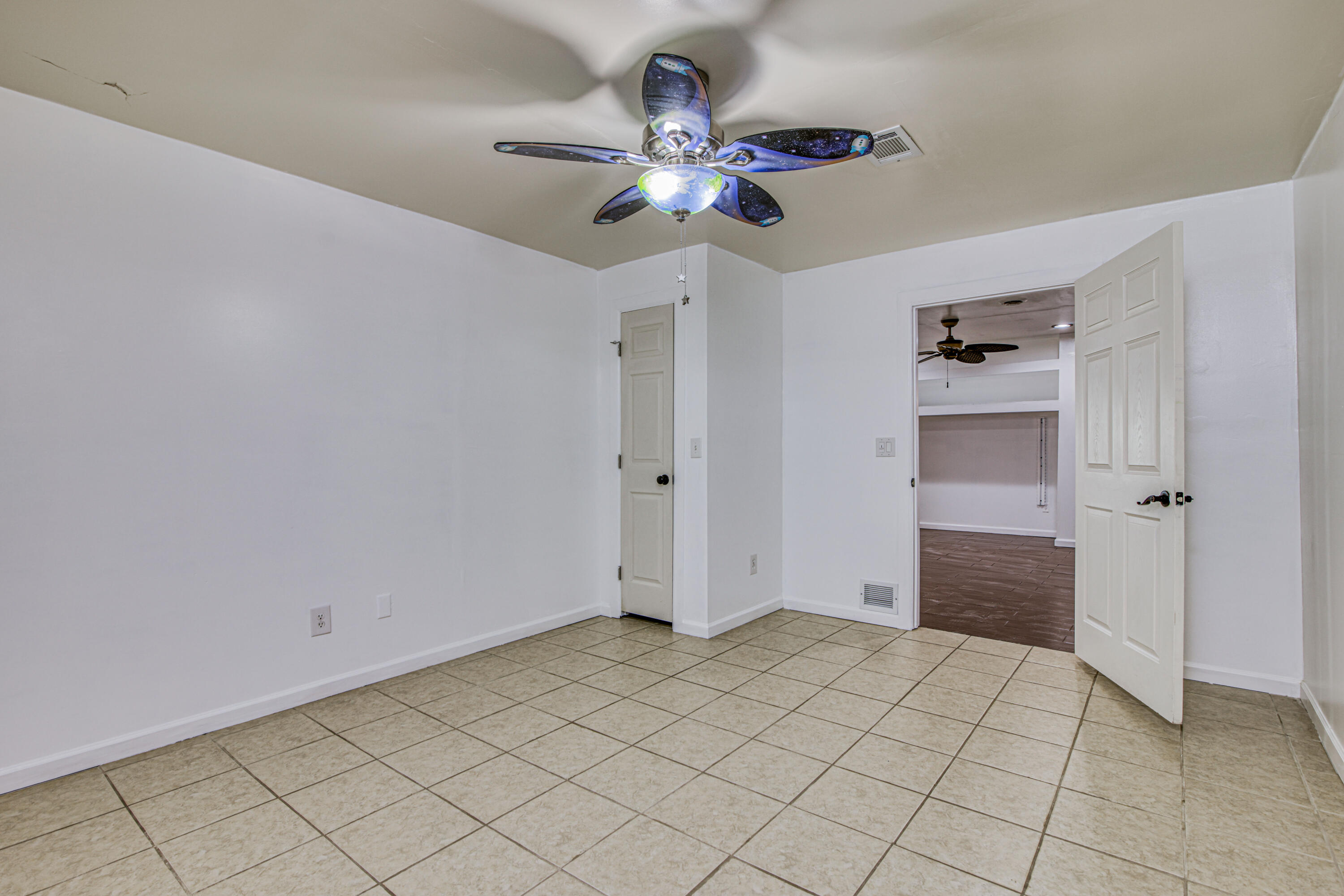8613 Kingsway Drive
