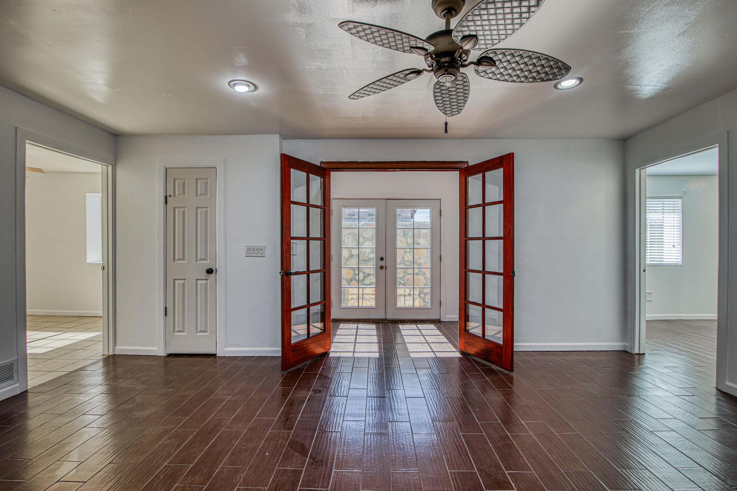 8613 Kingsway Drive