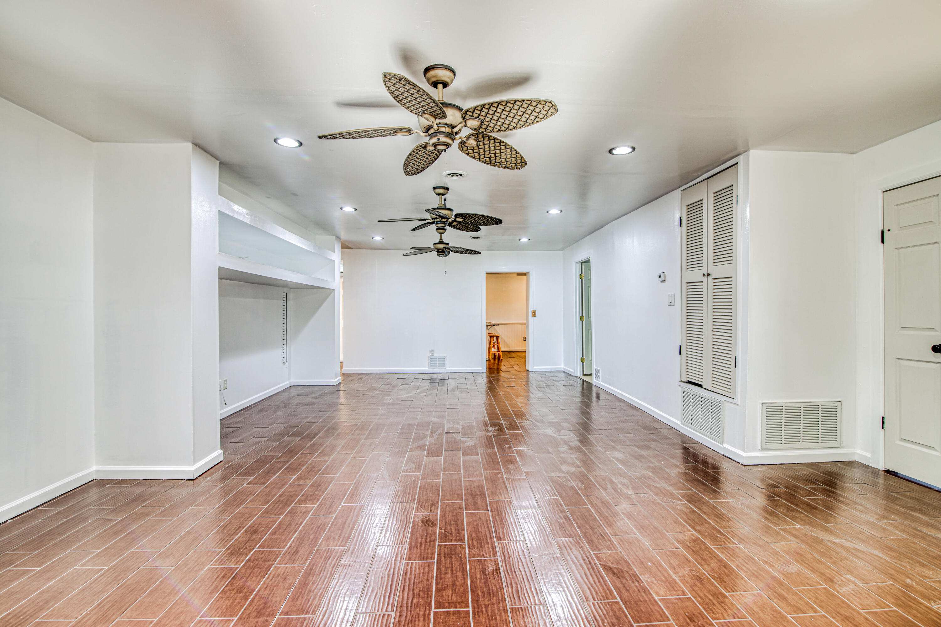 8613 Kingsway Drive