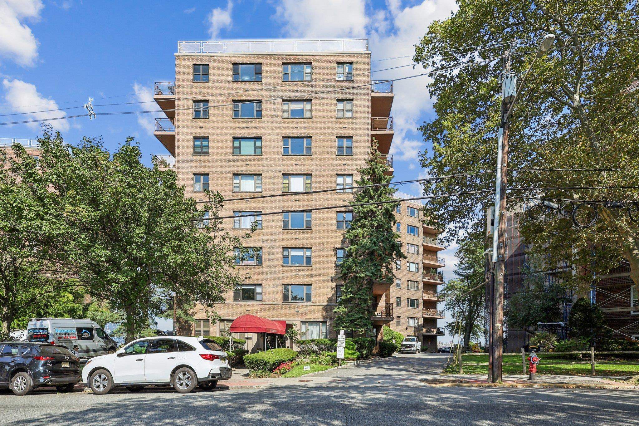 8800 BLVD EAST Unit: 4J