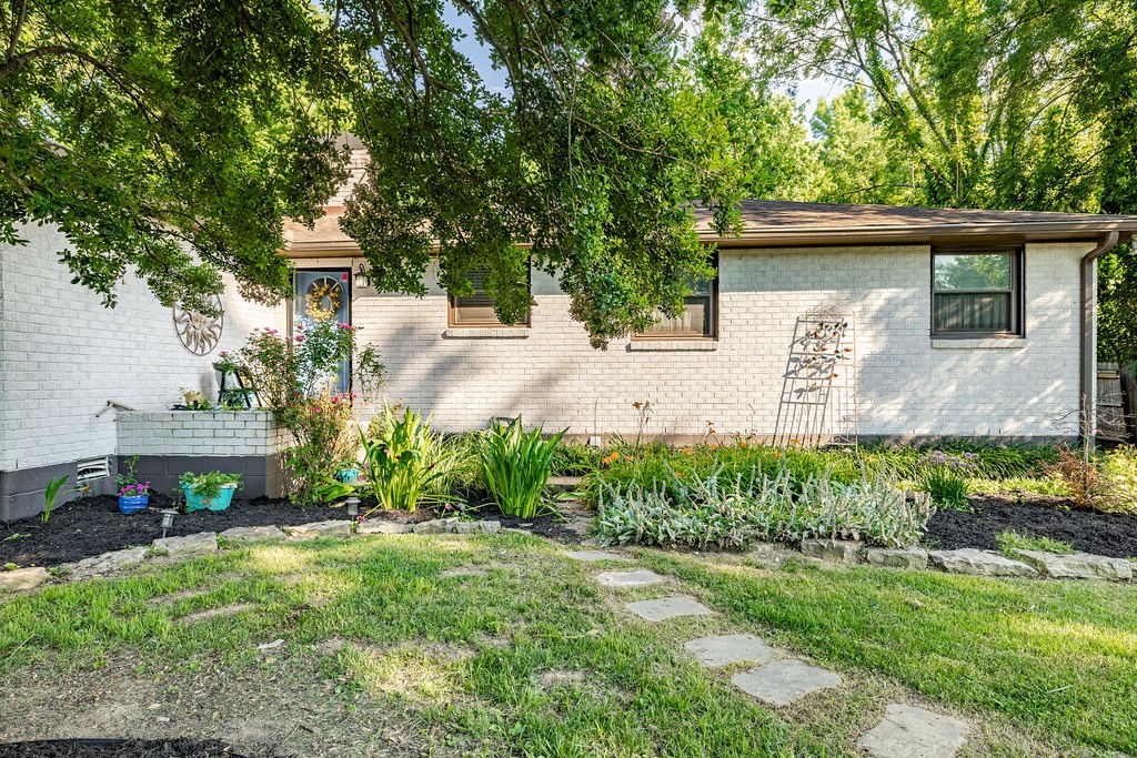 2823 Barclay Dr