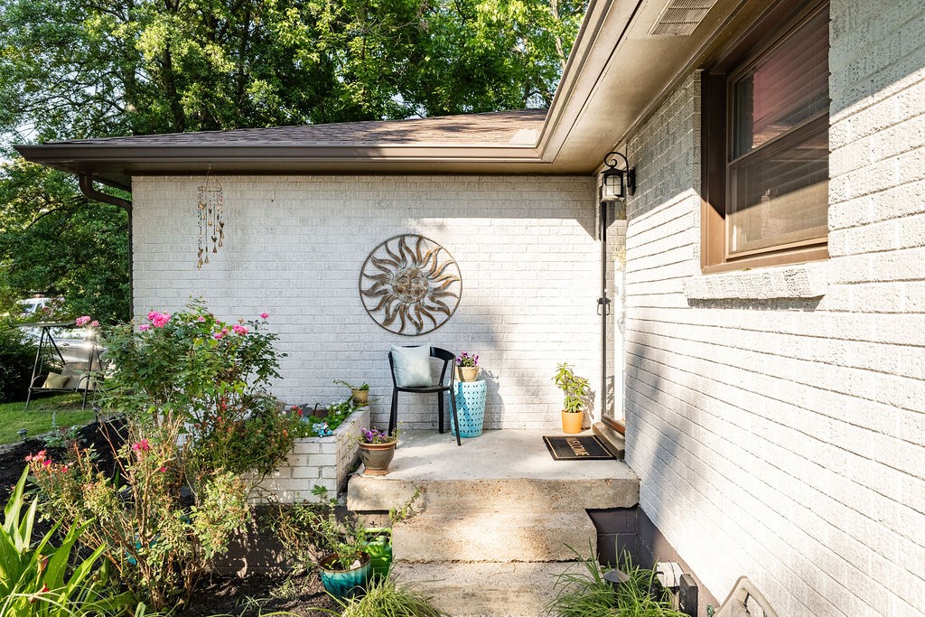 2823 Barclay Dr