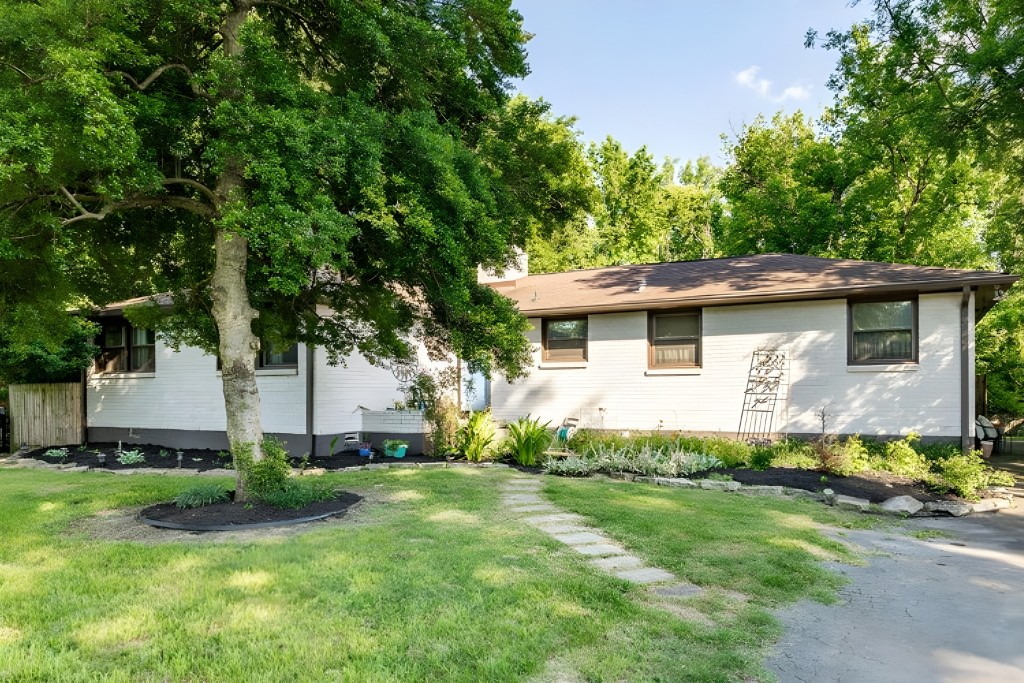 2823 Barclay Dr