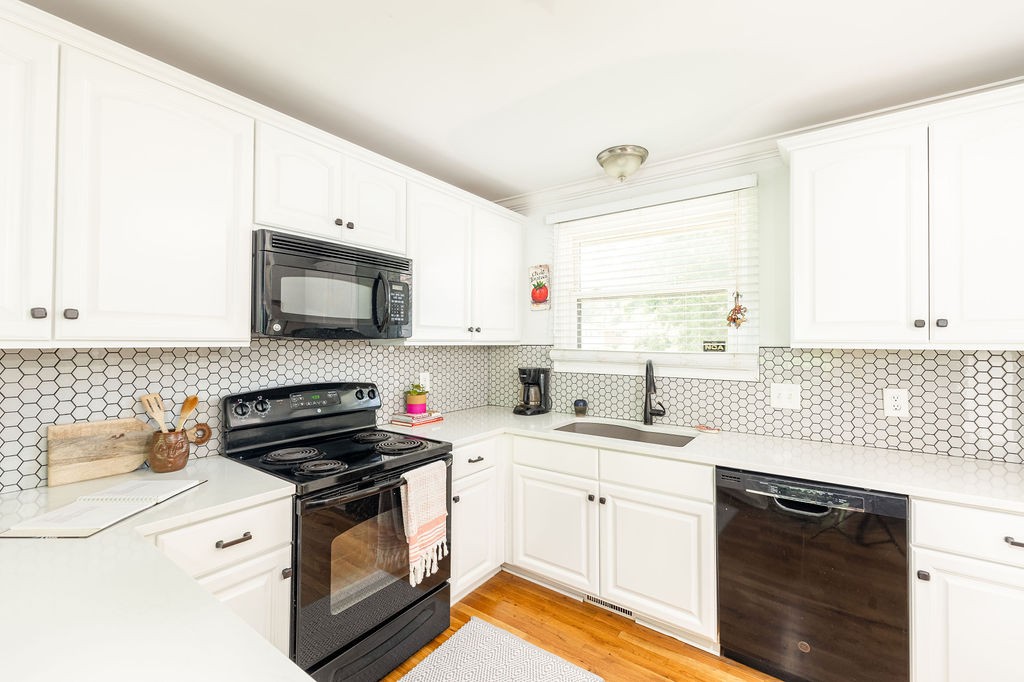 2823 Barclay Dr