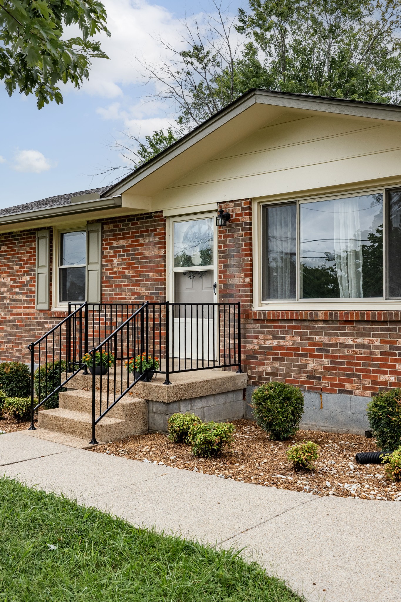 211 Friendship Dr