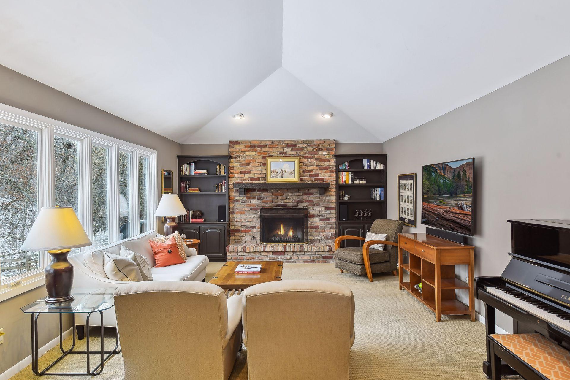 5921 Bonnie Brae Drive