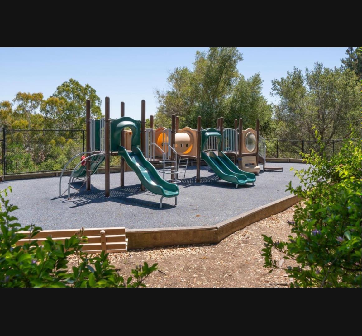 37 Weepingridge CT
