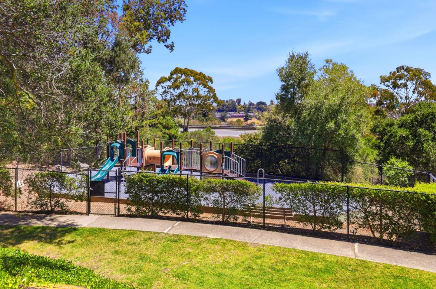 37 Weepingridge CT