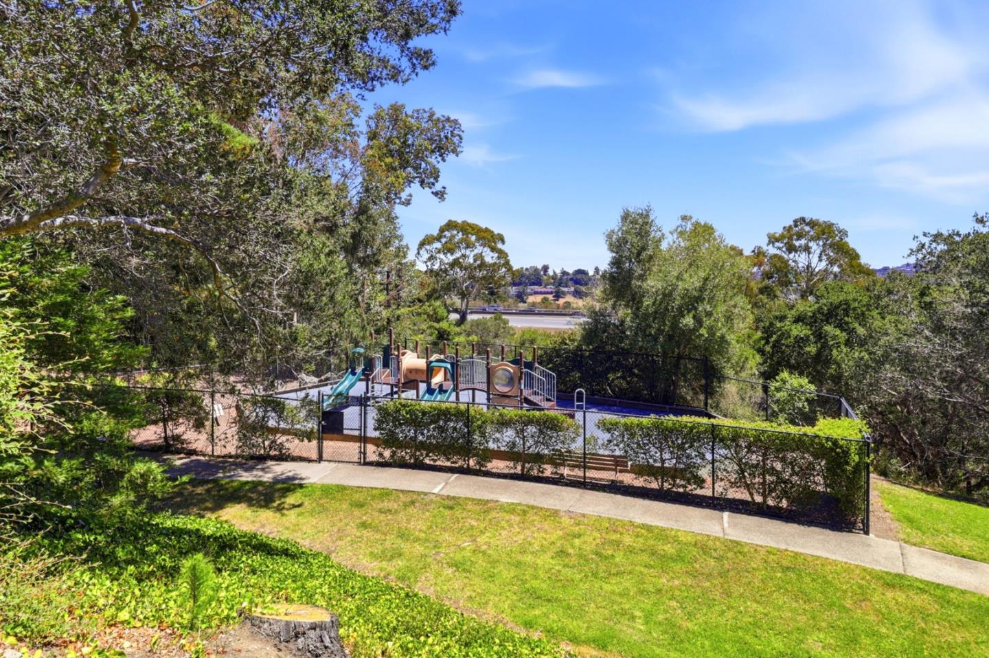 37 Weepingridge CT