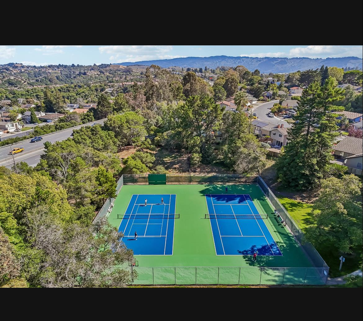 37 Weepingridge CT