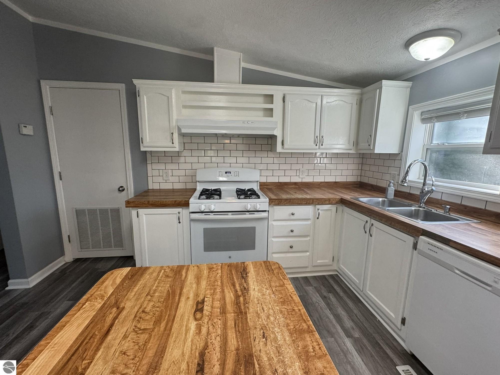 5609 Pine Aire