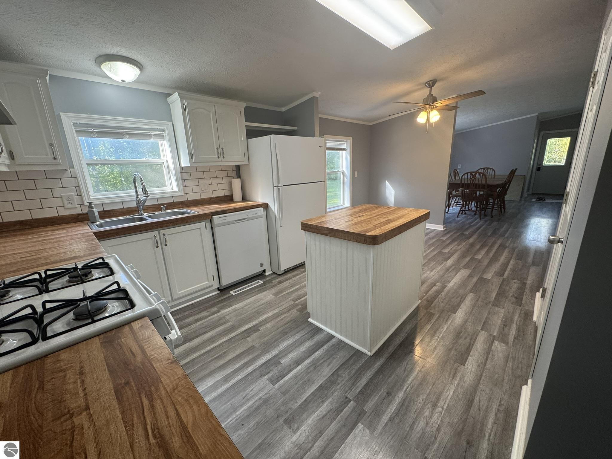 5609 Pine Aire