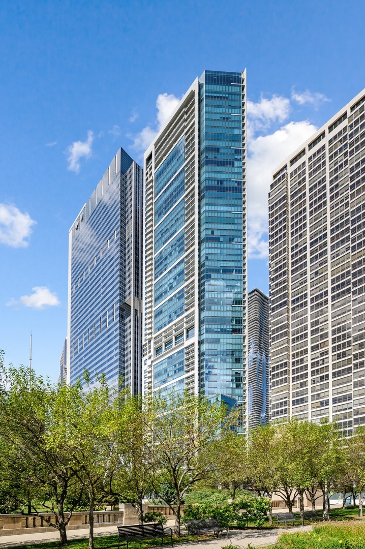 340 E RANDOLPH Street Unit: 3005