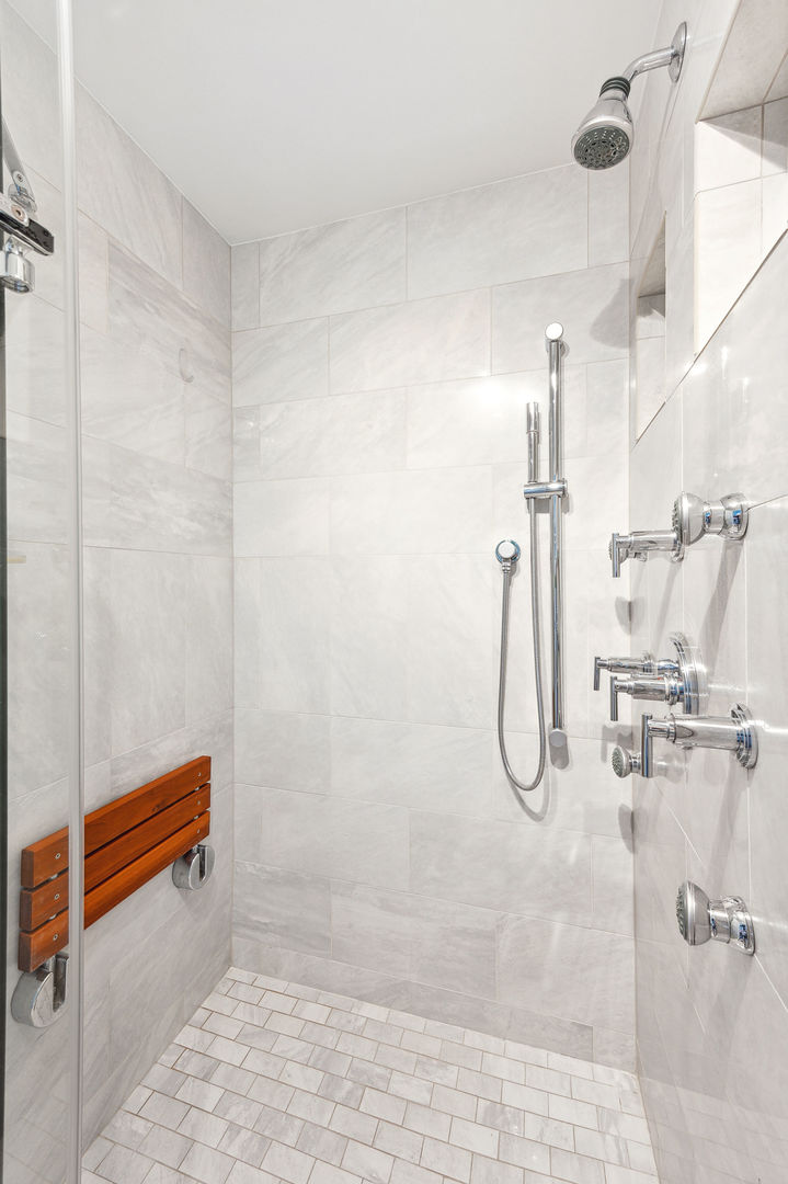 155 N HARBOR Drive Unit: 810