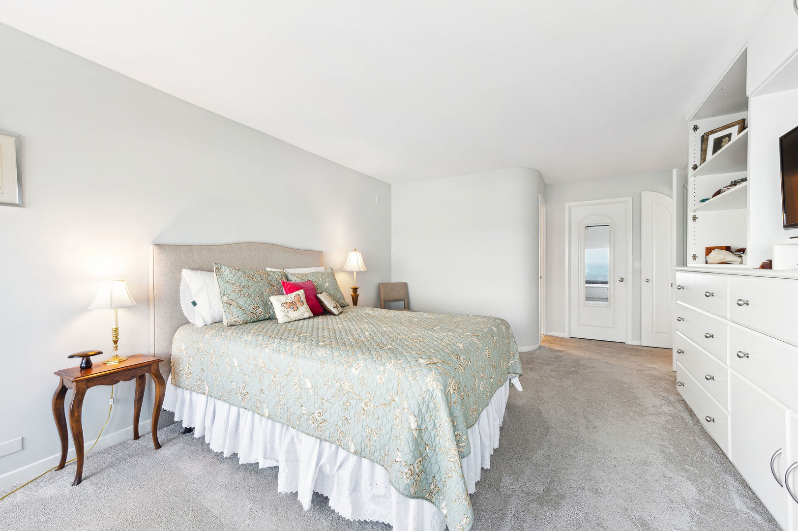 155 N HARBOR Drive Unit: 810