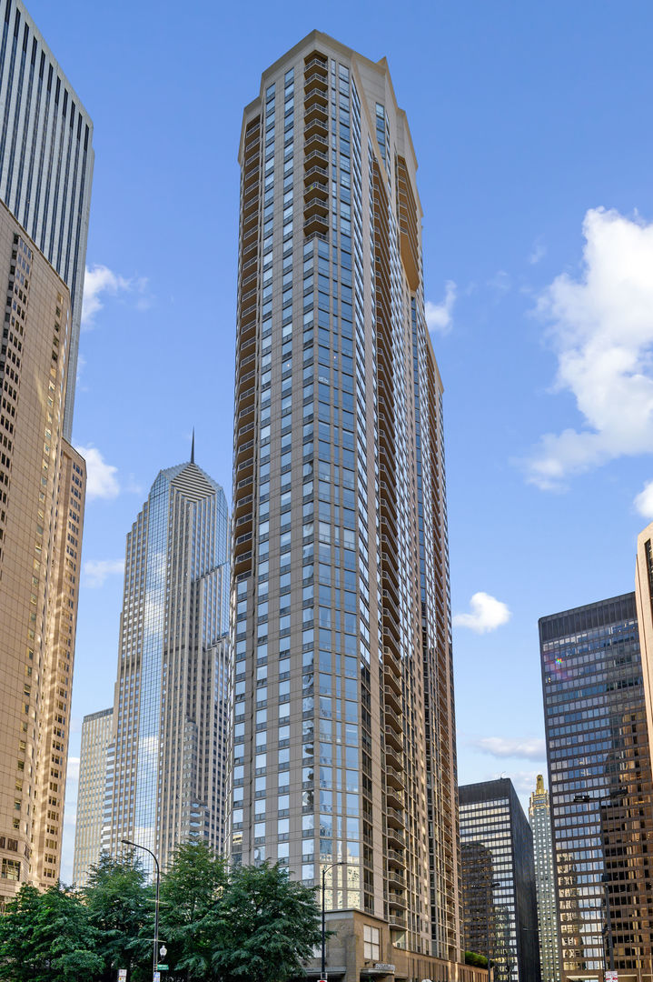 222 N Columbus Drive Unit: 3203