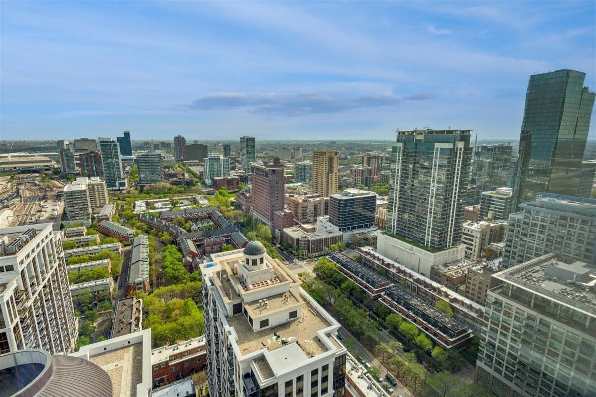 1235 S Prairie Avenue Unit: 3504