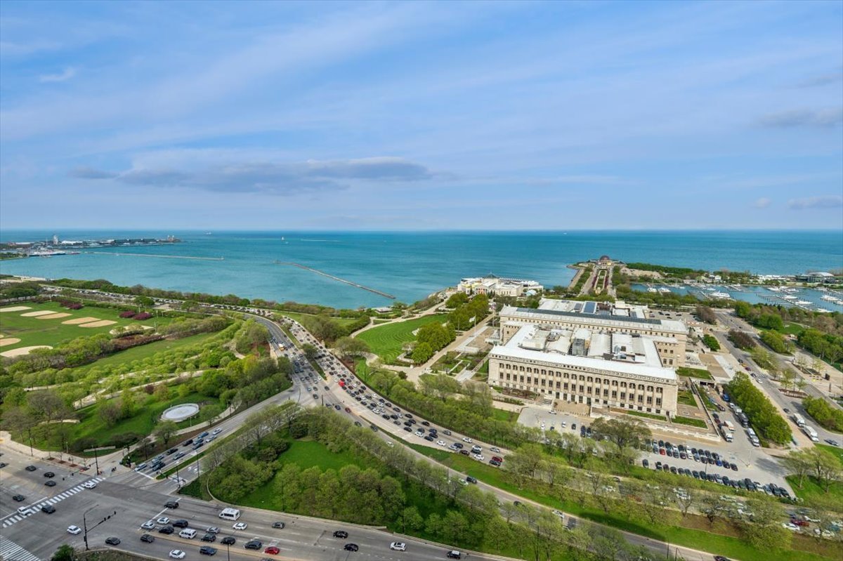 1235 S Prairie Avenue Unit: 3504