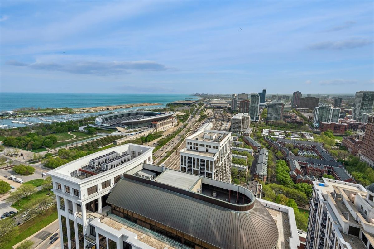 1235 S Prairie Avenue Unit: 3504