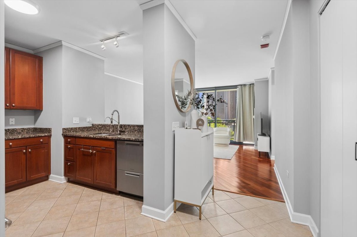 201 N WESTSHORE Drive Unit: 903
