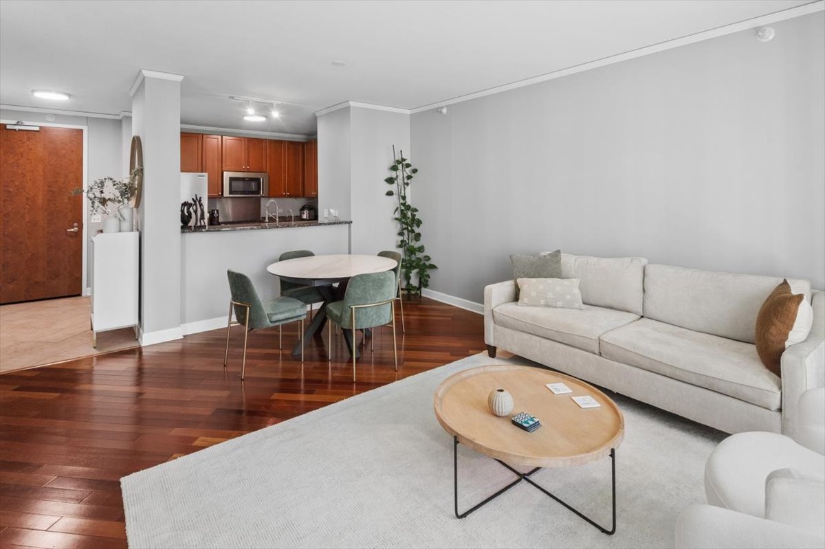201 N WESTSHORE Drive Unit: 903