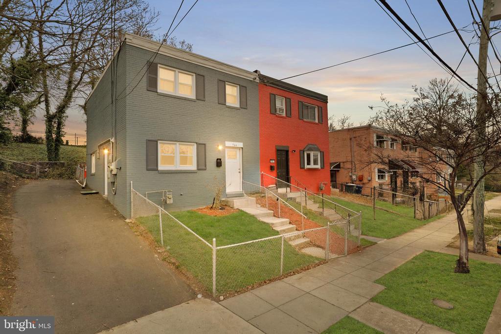 766 Congress St SE