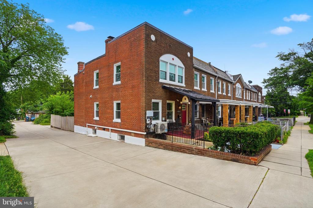 3013 7TH STREET NE