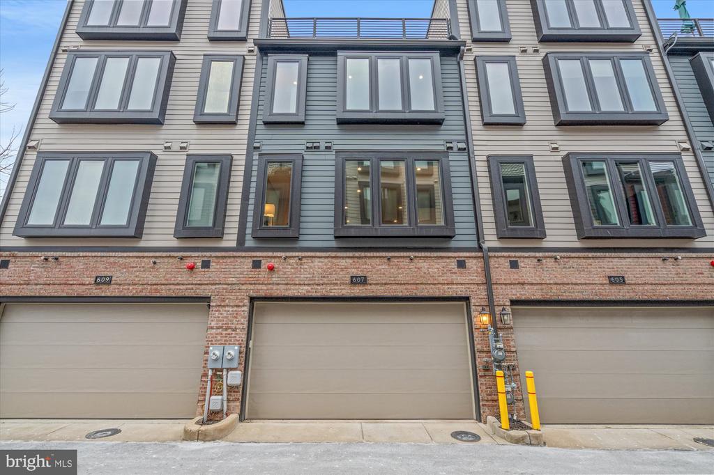 607 SLADE CT
